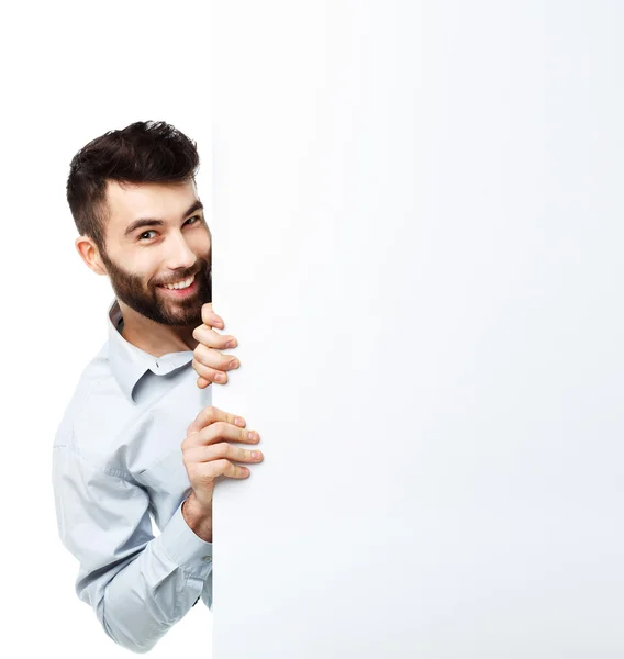 Um jovem barbudo mostrando tabuleta em branco, isolado sobre branco — Fotografia de Stock