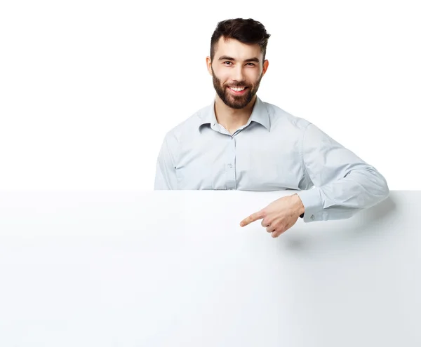 Um jovem barbudo mostrando tabuleta em branco, isolado sobre branco — Fotografia de Stock