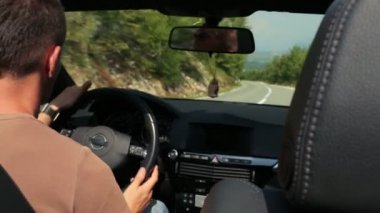 Adam cabriolet üzerinde güneşli gün sürmek.
