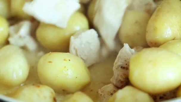 Koken aardappel met voldoen aan — Stockvideo