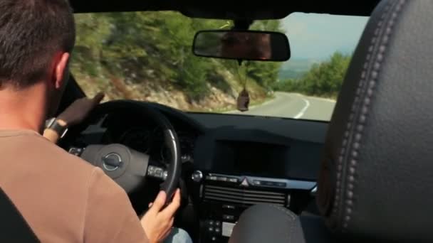 Mann fährt bei sonnigem Wetter Cabrio — Stockvideo