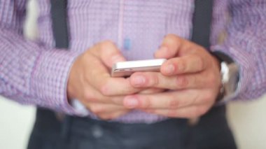 Akıllı telefon kullanan adam