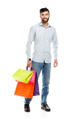 Yakışıklı adam holding alışveriş torbaları