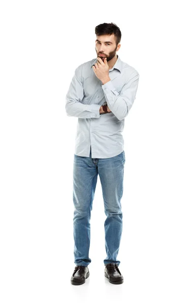 Een jonge, bebaarde man met een ernstige uitdrukking op zijn gezicht-isolat — Stockfoto