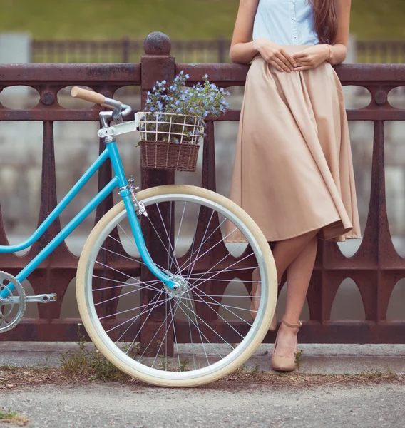 Ung vacker, elegant klädd kvinna med cykel — Stockfoto