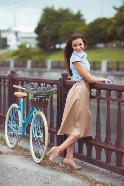 Jeune belle femme élégamment habillée avec vélo — Photo