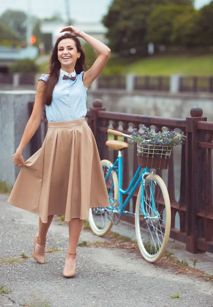 Ung vacker, elegant klädd kvinna med cykel — Stockfoto