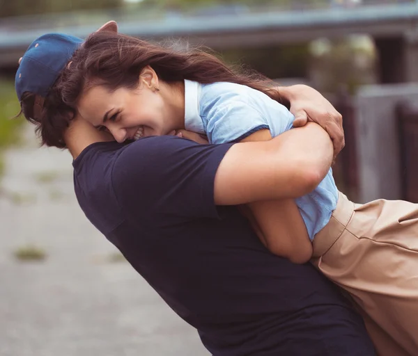 Jong paar in liefde - geluk concept — Stockfoto