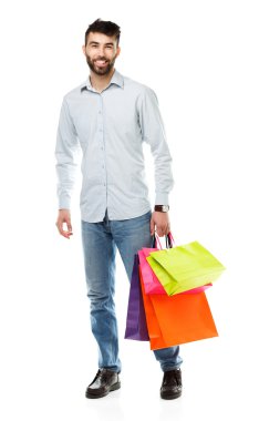 Yakışıklı adam alışveriş torbaları beyaz arka plan üzerinde tutan