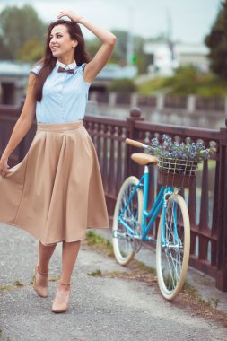 Genç güzel ve zarif giyimli kadın Bisiklet par ile