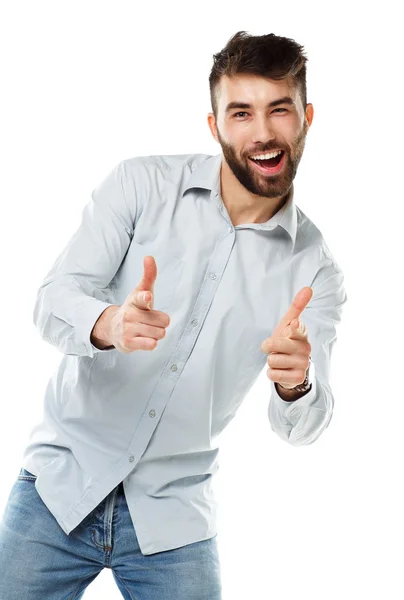 Mladý vousatý muž usmívající se prsty do izolovaných na bílém — Stock fotografie