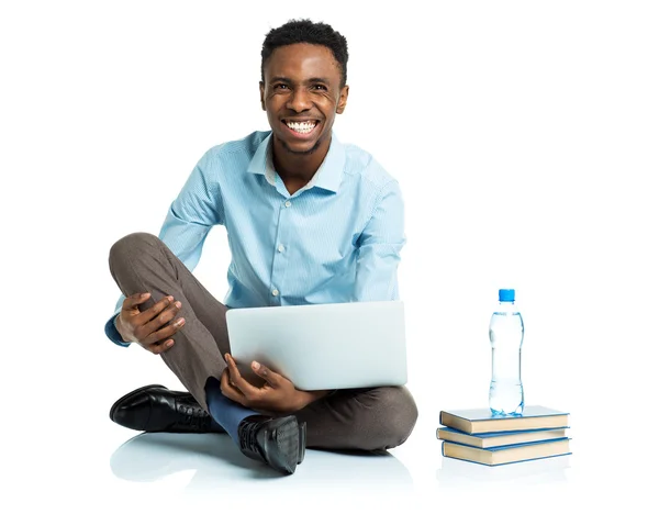 Estudante universitário americano africano feliz sentado com laptop no wh — Fotografia de Stock