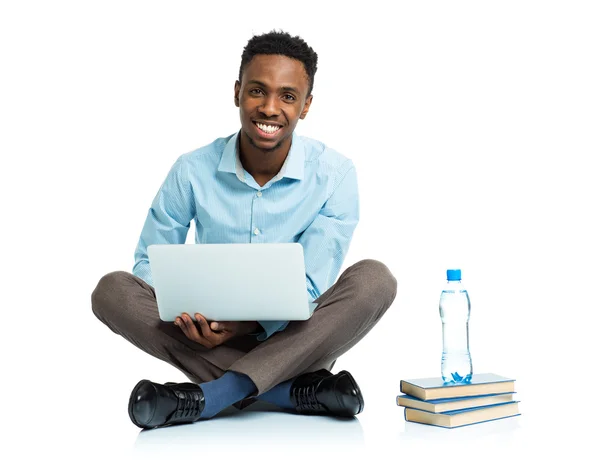 Wh üzerinde dizüstü bilgisayar ile oturup mutlu Afro-Amerikan üniversite öğrencisi — Stok fotoğraf