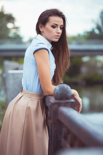 Fiatal szép, elegánsan öltözött nő a parkban, vagy a szabadtéri — Stock Fotó