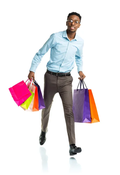 Homem americano africano feliz segurando sacos de compras no backgr branco — Fotografia de Stock