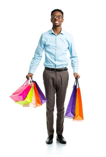 Homem americano africano feliz segurando sacos de compras no backgr branco — Fotografia de Stock