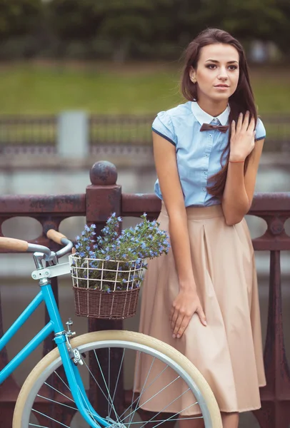 Jeune belle femme élégamment habillée avec vélo dans le pair — Photo