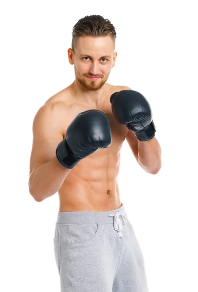 Atlético atractivo hombre usando guantes de boxeo en el blanco — Foto de Stock