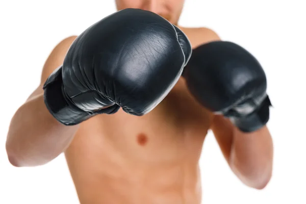 Atlético atractivo hombre usando guantes de boxeo en el blanco — Foto de Stock