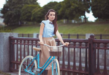 genç güzel ve zarif giyimli kadın bisiklet ile