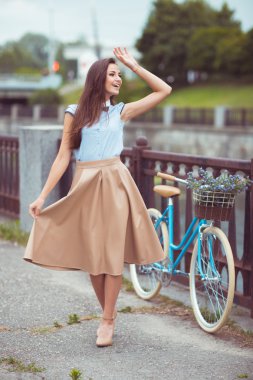 genç güzel ve zarif giyimli kadın bisiklet ile