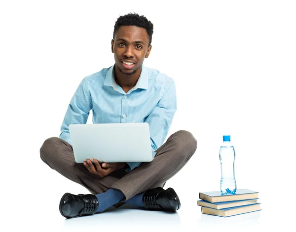Heureux étudiant afro-américain avec ordinateur portable sur blanc — Photo