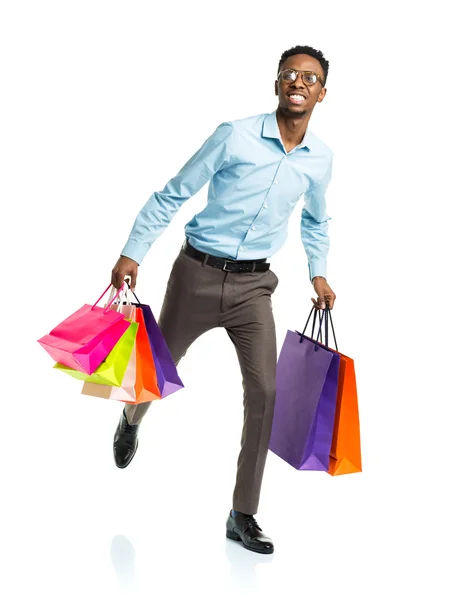 Homem americano africano feliz segurando sacos de compras no backgr branco — Fotografia de Stock