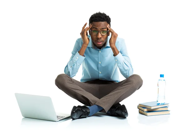 Afro americano estudiante universitario en el estrés sentado con el ordenador portátil , — Foto de Stock