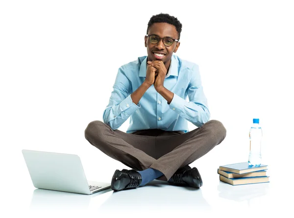 Feliz estudante universitário afro-americano sentado no branco com colo — Fotografia de Stock