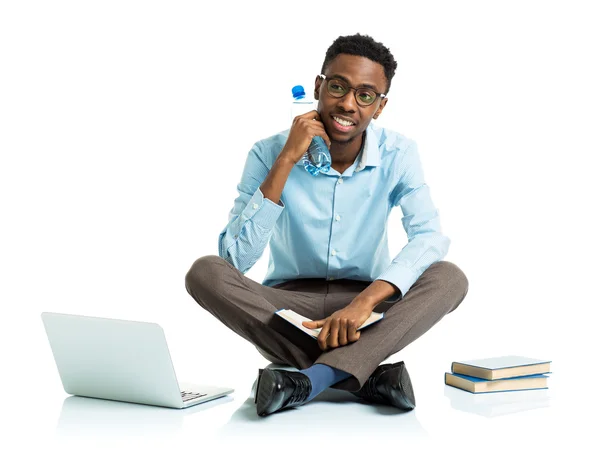 Feliz estudante universitário afro-americano sentado no branco com colo — Fotografia de Stock