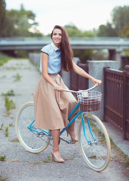 젊은 아름 답 고 우아하게 옷을 입고 여자 자전거 — 스톡 사진