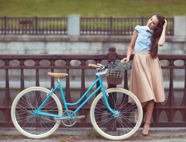 Junge schöne, elegant gekleidete Frau mit Fahrrad — Stockfoto