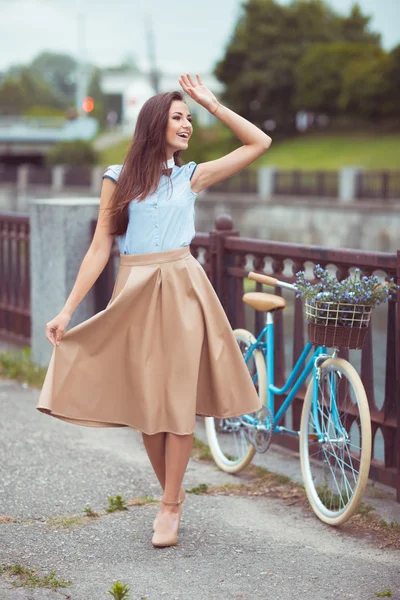 Ung vacker, elegant klädd kvinna med cykel — Stockfoto