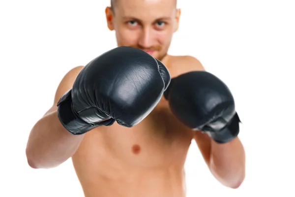 Sport attraente uomo indossa guanti da boxe sul bianco — Foto Stock