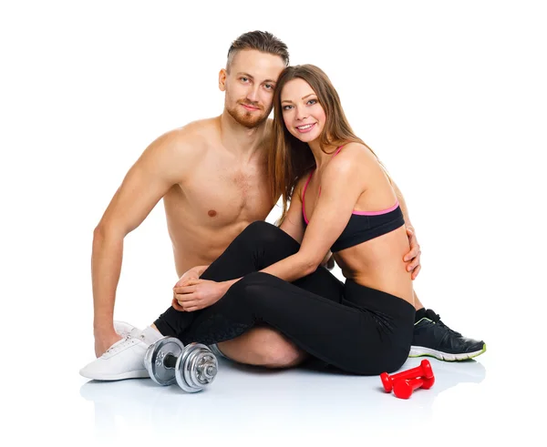 Спортивная пара - мужчина и женщина после тренировки сидя с — стоковое фото