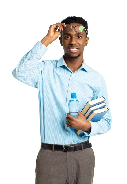 Heureux étudiant afro-américain avec des livres et une bouteille de — Photo