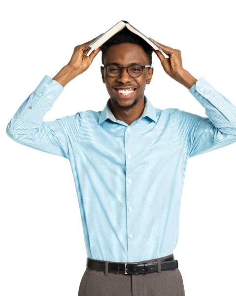 Glücklich afrikanisch-amerikanische College-Student mit Buch auf dem Kopf sta — Stockfoto