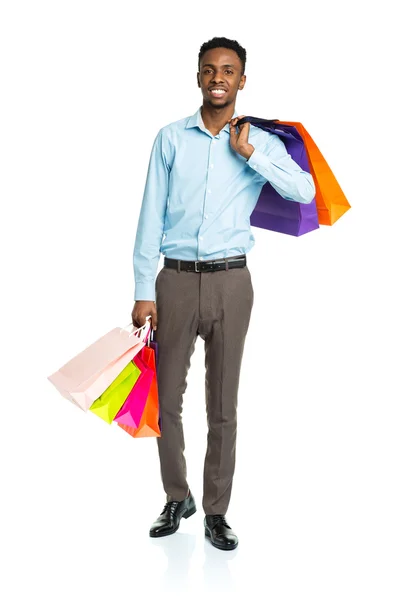 Счастливый африканский американец держит сумки с покупками на белом бэкгре — стоковое фото