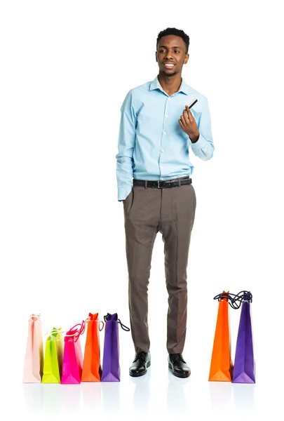 Felice uomo afroamericano con borse della spesa e in possesso di credito — Foto Stock