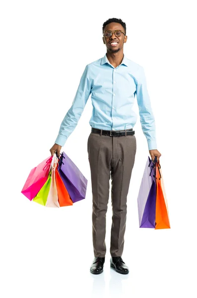 Homem americano africano feliz segurando sacos de compras no backgr branco — Fotografia de Stock