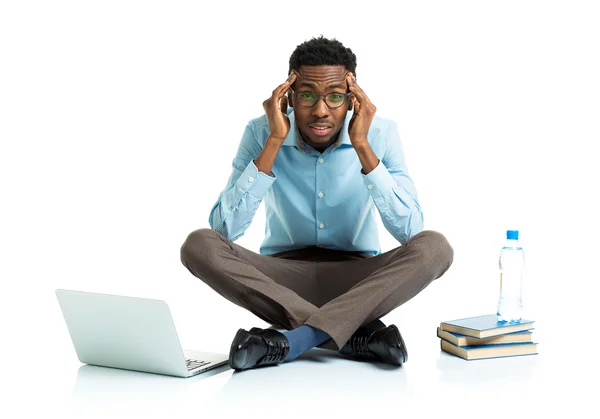 Boldog afro-amerikai főiskolai hallgató a laptop, a könyvek és a bo — Stock Fotó