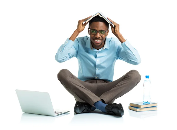 Felice studente universitario africano americano con computer portatile, libri e bo — Foto Stock