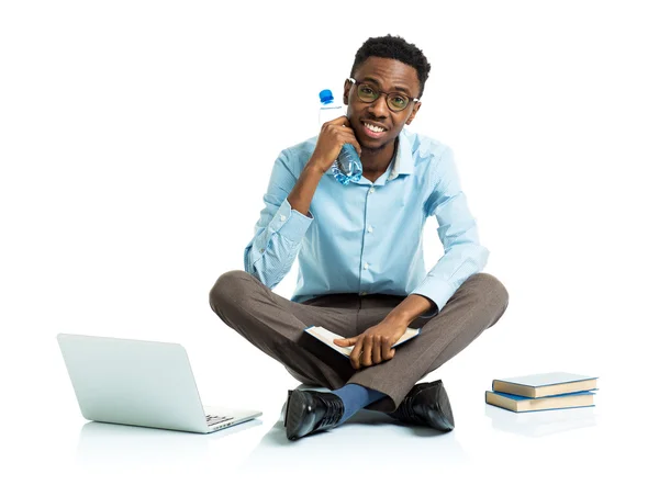 Feliz estudiante afroamericano universitario con portátil, libros y bo —  Fotos de Stock