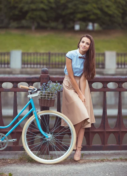 Jeune belle femme élégamment habillée avec vélo — Photo