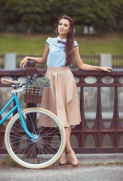 Młoda kobieta piękna, elegancko ubrany z rowerów — Zdjęcie stockowe