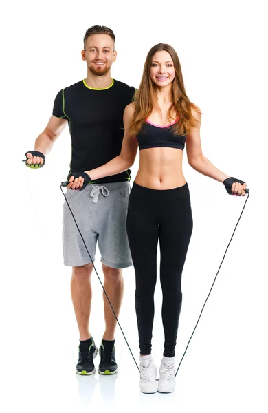 Glückliches Sportpaar - Mann und Frau mit Seilen auf dem weißen — Stockfoto