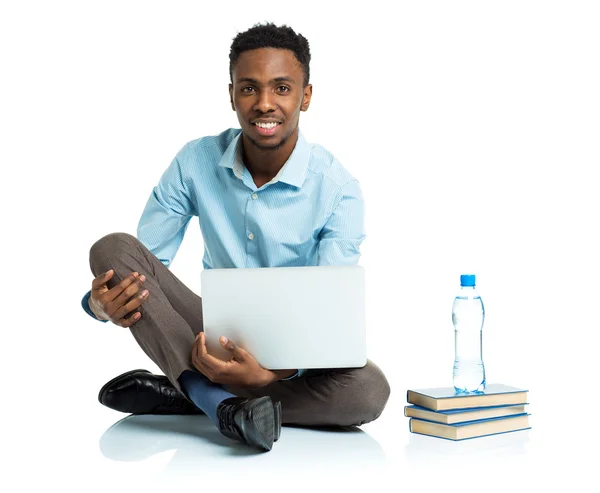 Africano americano estudante universitário sentado com laptop em branco ba — Fotografia de Stock