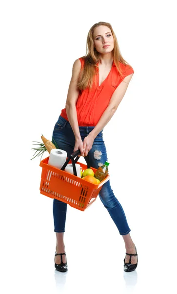 Молодая белая женщина с разнообразными продуктами в магазинах — стоковое фото