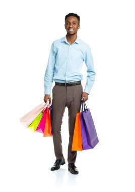 Mutlu Afrika kökenli Amerikalı adam alışveriş torbaları üzerinde beyaz backgr holding