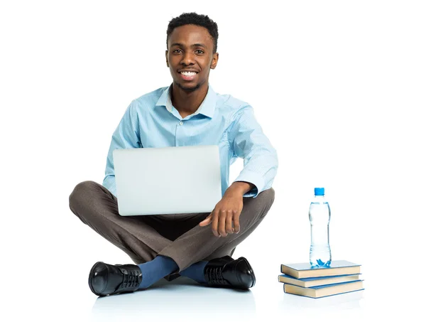 Feliz afroamericano estudiante universitario sentado con el ordenador portátil en wh —  Fotos de Stock